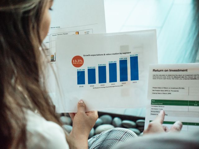 woman holding bar chart